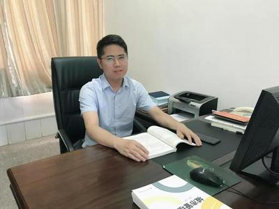 管理與藝術融合，成就精彩人生——訪現代管理學院院長張其春